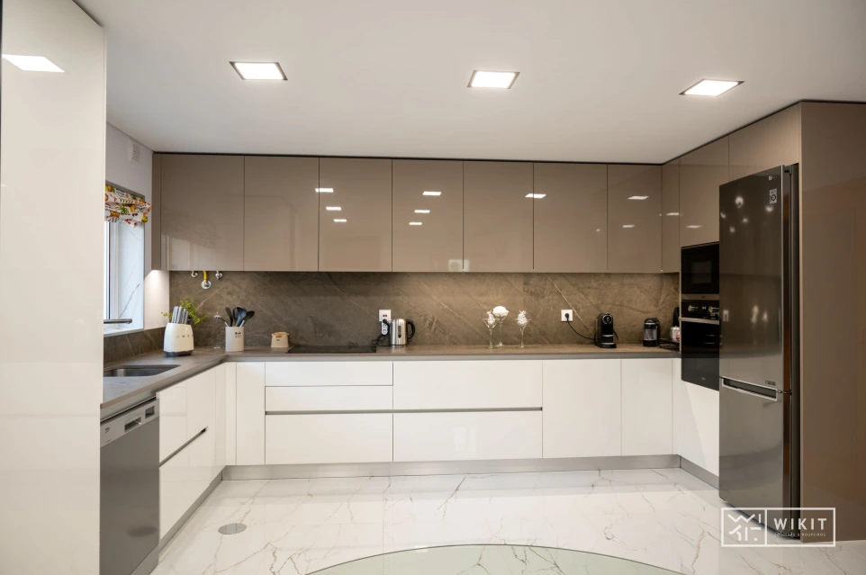 Projeto de cozinha contemporânea com design minimalista