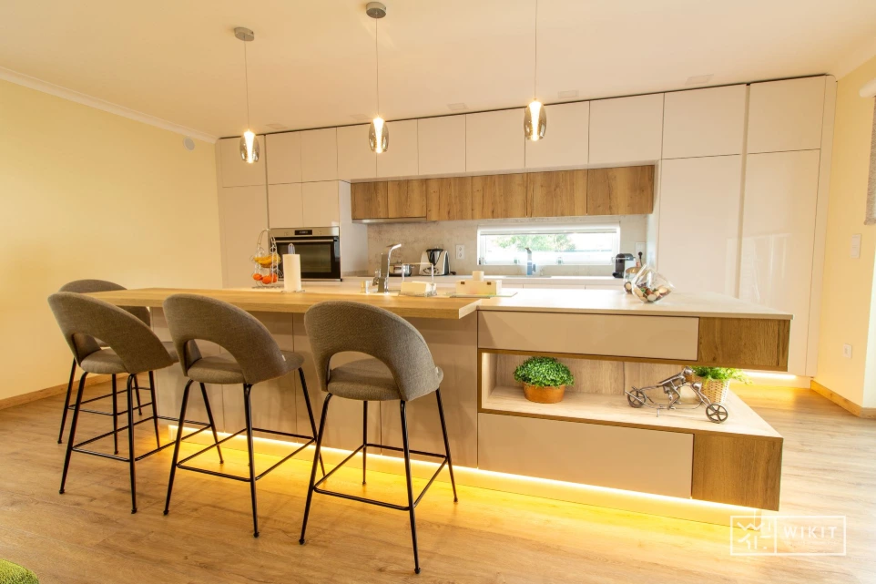 Cozinha personalizada em tons neutros com acabamento em madeira