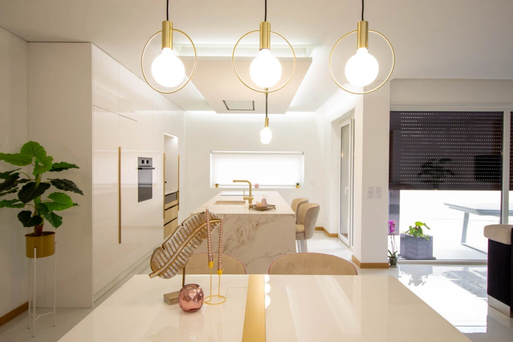 Cozinha moderna por medida com ilha central e iluminação LED